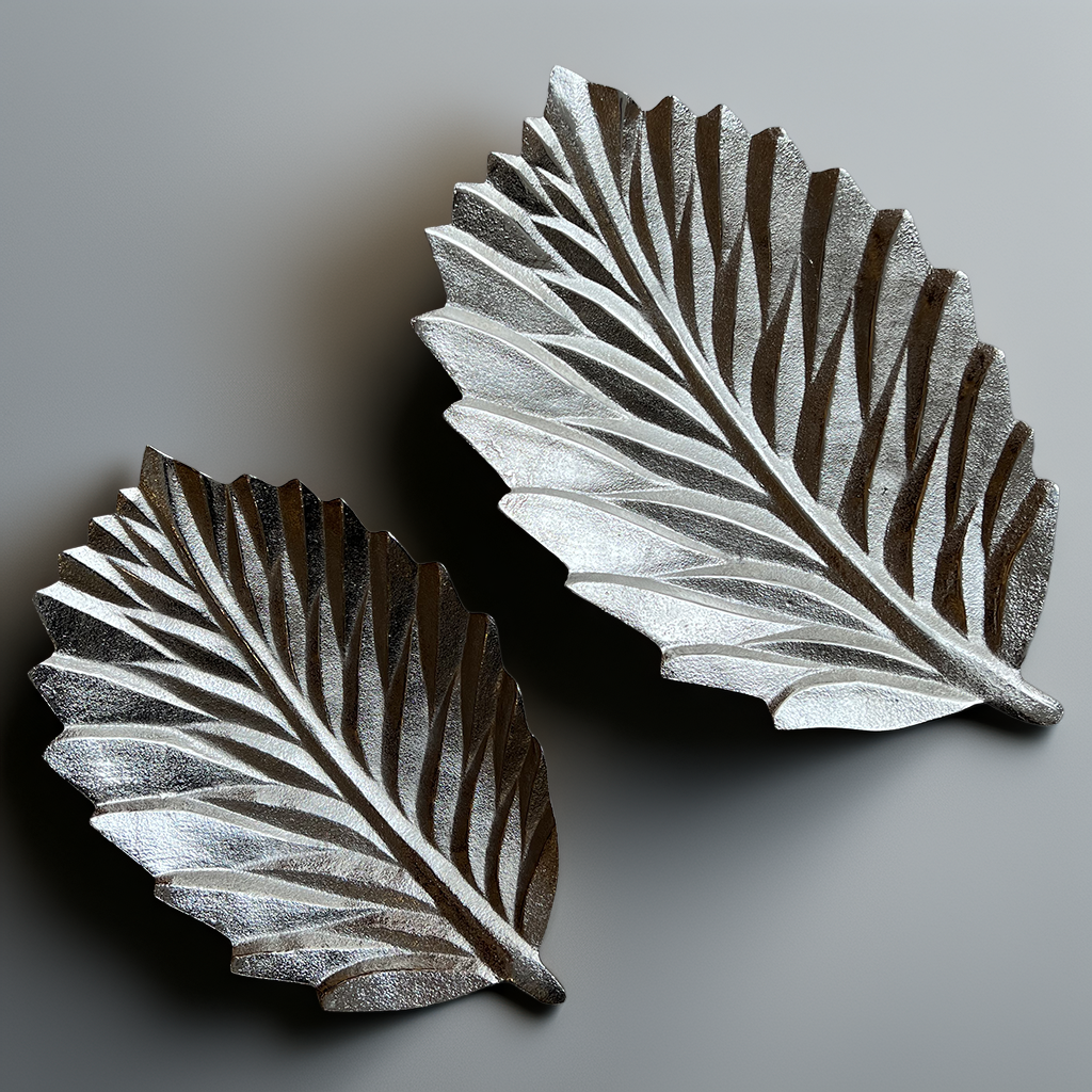 PLAT DECORATIF EN FORME DE FEUILLE NERVUREE ARGENTEE