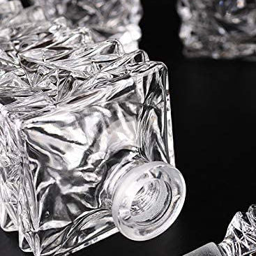 Carafe au design sculpté avec 6 verres élégants.