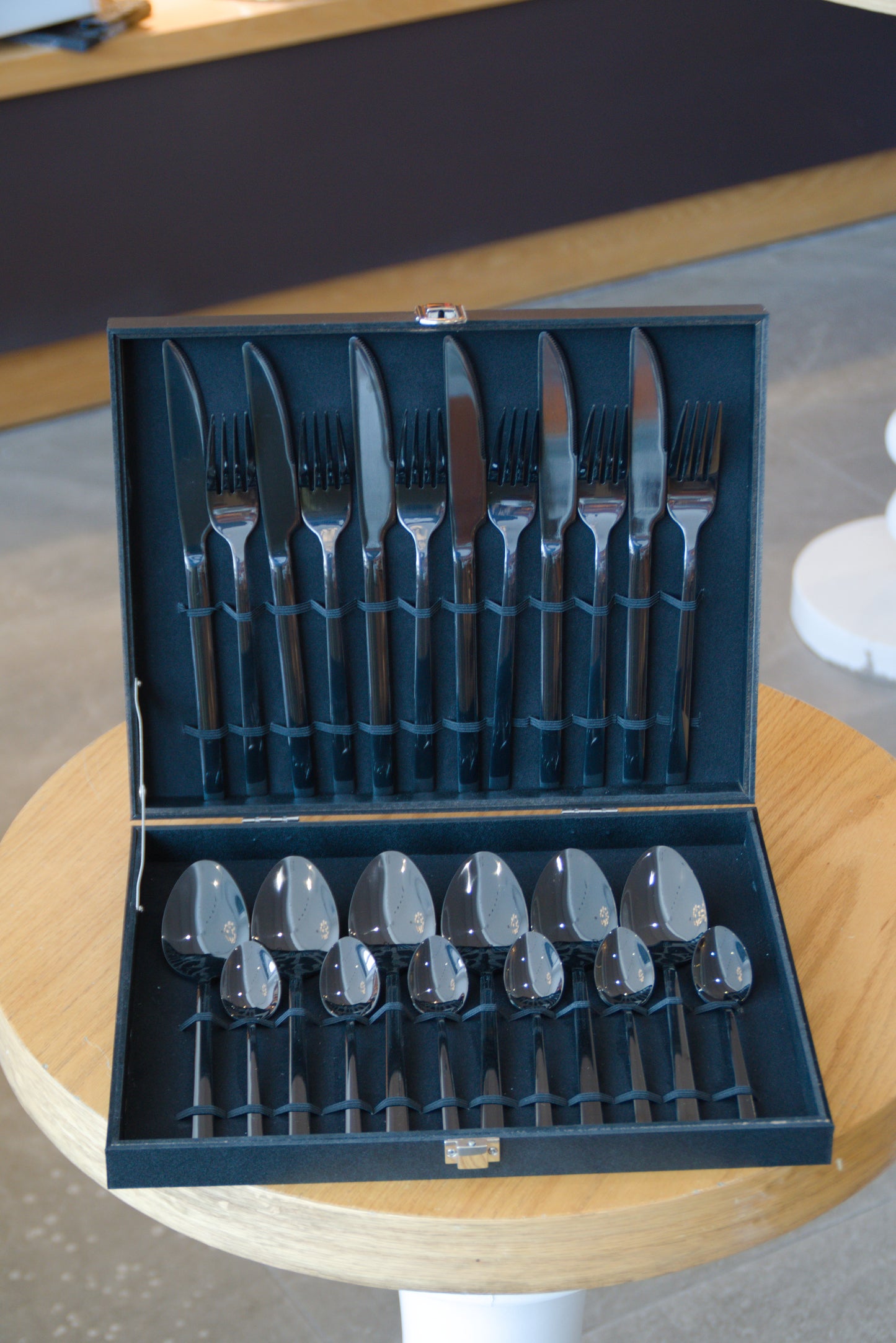 Ménagère 24 pièces TINTIN BLACK pour 6 personnes