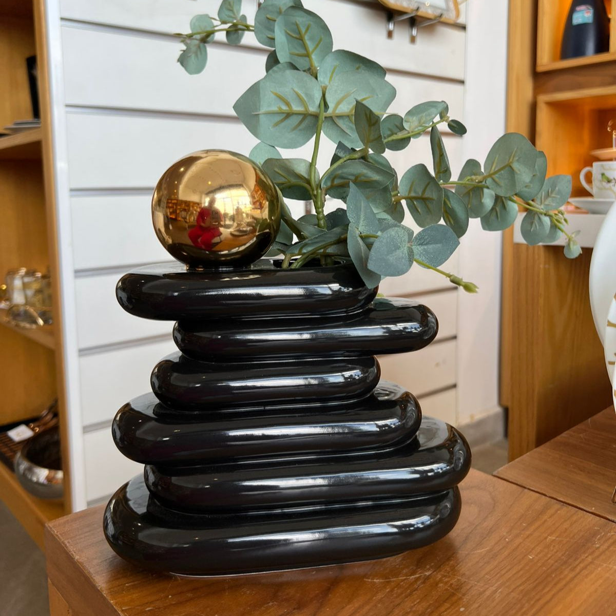 Vase Décoratif Créatif – Noir Élégant