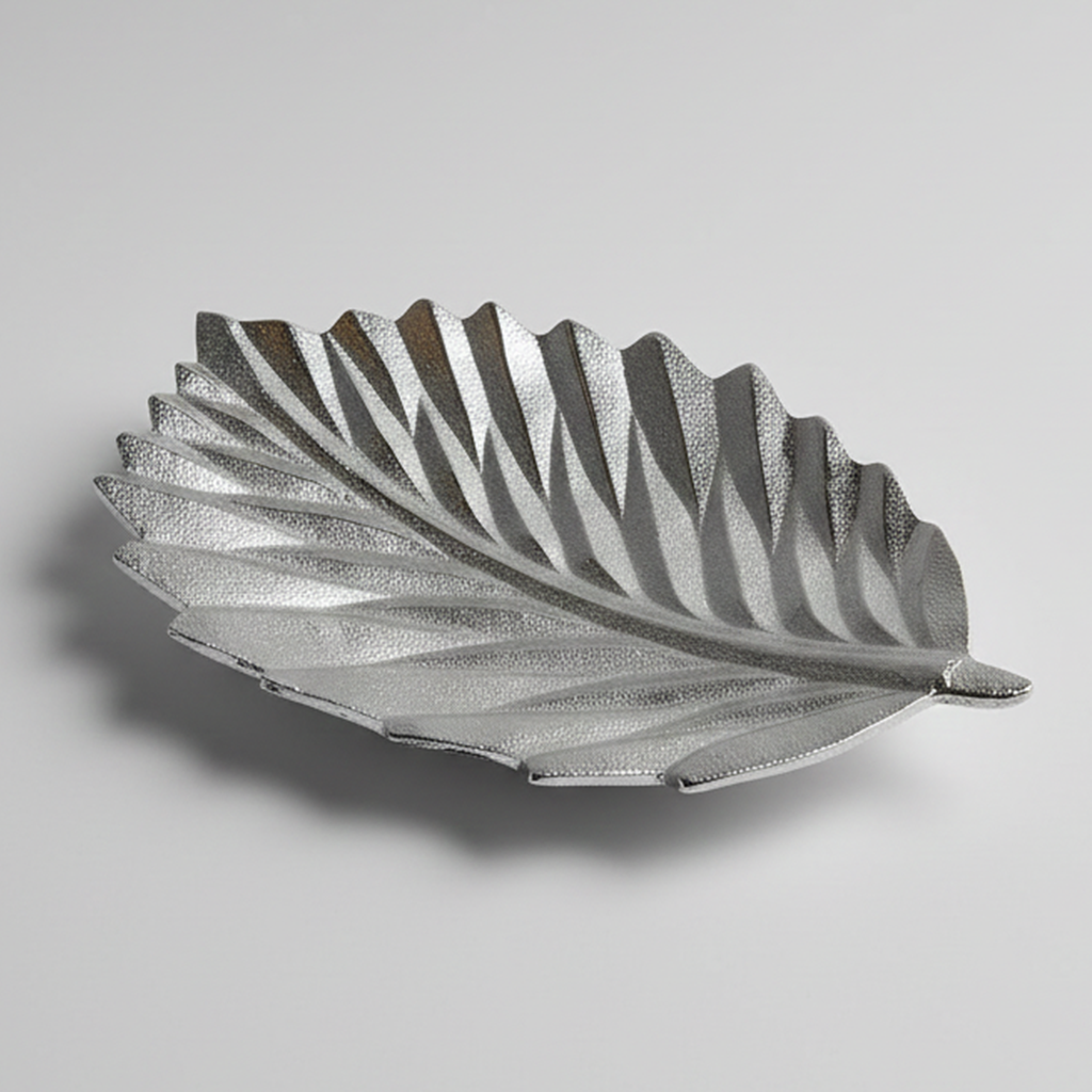 PLAT DECORATIF EN FORME DE FEUILLE NERVUREE ARGENTEE