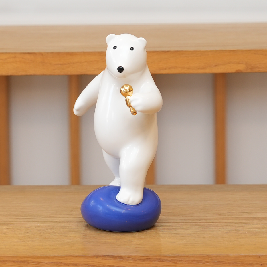 Ours chanteur au micro