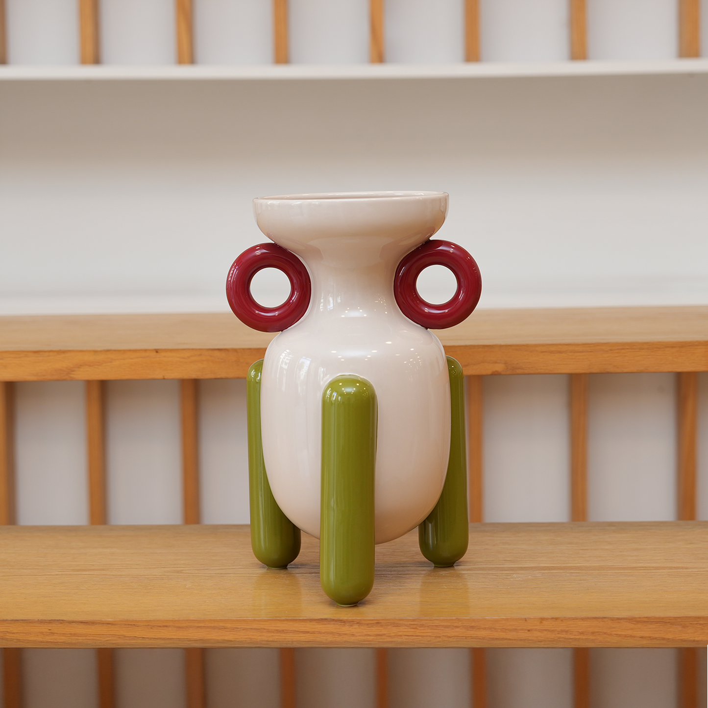 Vase décoratif beige avec anses rouges