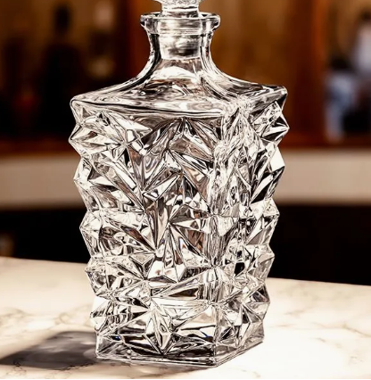 Carafe au design sculpté avec 6 verres élégants.
