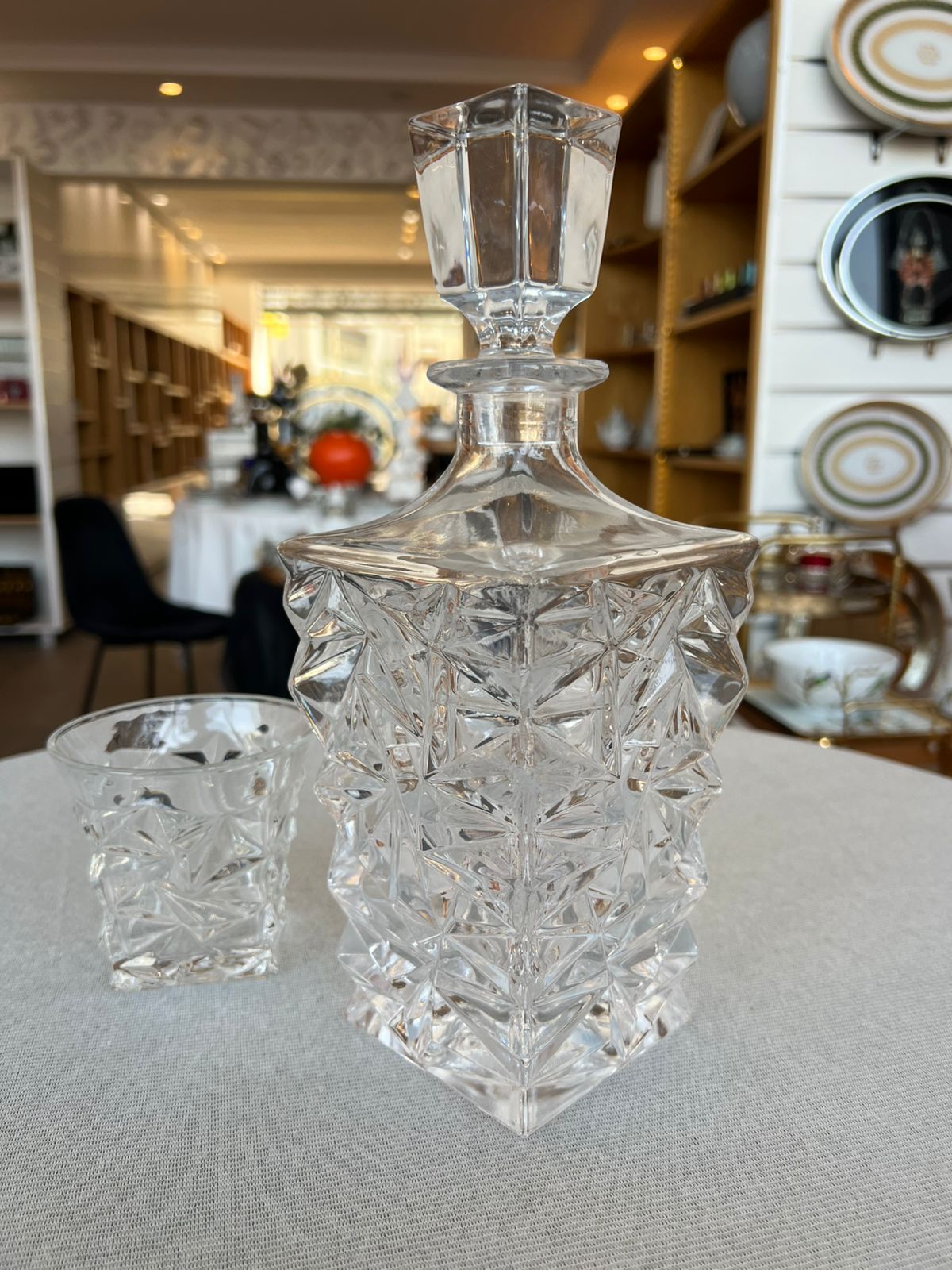 Carafe au design sculpté avec 6 verres élégants.